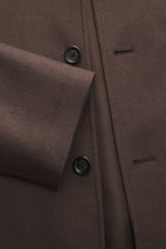 Nahaufnahme des Lardini Overshirts 'Accony' dunkelbraun aus reiner Schurwolle, glatter Griff, Slim Fit, Knopfleiste, Reverskragen.