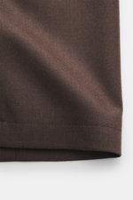 Braunes Detailbild des glatten, reinen Schurwollstoffs des Lardini Overshirt 'Accony' dunkelbraun, aufgenommen aus Nahaufnahme, zeigt feine Textur.