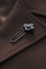 Nahaufnahme des Lardini Overshirt 'Accony' dunkelbraun aus reiner Schurwolle, Detail Reverskragen mit markentypischem Blütenanstecker, glatter Griff.