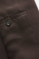 Nahaufnahme des Innenfutters und der schräge Leistentasche mit Knopf des Lardini Overshirt 'Accony' dunkelbraun aus reiner Schurwolle.