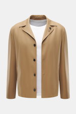 Lardini Overshirt 'Accony' camel aus reiner Schurwolle, Slim Fit mit Reverskragen, Vier-Knopf-Leiste, Blütenanstecker, schrägen Leistentaschen, Innentaschen, glattem Griff, frontal fotografiert.