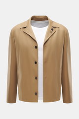 Lardini Overshirt 'Accony' camel aus reiner Schurwolle, Slim Fit mit Reverskragen, Vier-Knopf-Leiste, Blütenanstecker, schrägen Leistentaschen, Innentaschen, glattem Griff, frontal fotografiert.