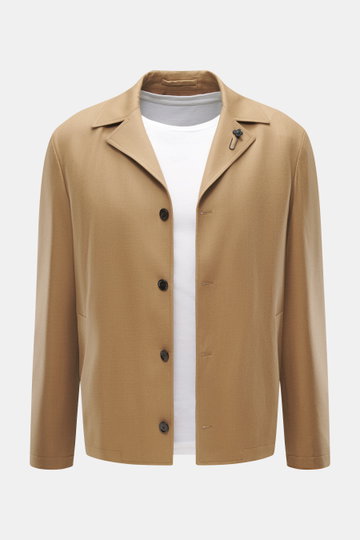 Lardini Overshirt 'Accony' camel aus reiner Schurwolle, Slim Fit mit Reverskragen, Vier-Knopf-Leiste, Blütenanstecker, schrägen Leistentaschen, Innentaschen, glattem Griff, frontal fotografiert.