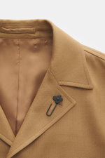 Lardini Overshirt 'Accony' camel in Nahaufnahme von oben, reine Schurwolle, Slim Fit, Reverskragen, Blütenanstecker.