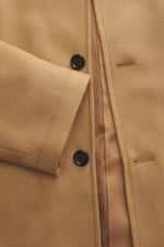 Nahaufnahme von glattem Lardini Overshirt 'Accony' camel aus reiner Schurwolle mit Vier-Knopf-Leiste, Reverskragen und Innenfutter.