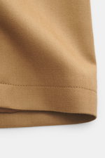 Nahaufnahme des glatten camelfarbenen Stoffes vom Lardini Overshirt 'Accony' camel, fotografiert aus seitlicher Perspektive.