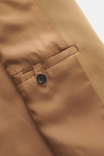 Nahaufnahme des Innenfutters und einer Innentasche des Lardini Overshirt 'Accony' camel aus reiner Schurwolle, glatter Griff.