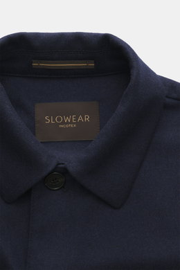 Nahaufnahme des Incotex Cashmere Overshirt navy von oben, Flanell aus reinem Cashmere, gestrickte Qualität, sehr weicher Griff, Slim Fit, Fünf-Knopf-Leiste, Umlegekragen, Brusttaschen mit Patte und Ärmelabschlüsse mit Manschette.