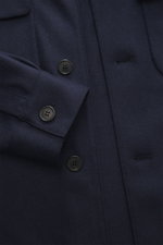 Incotex Cashmere Overshirt navy aus reinem Cashmere, Slim Fit, Fünf-Knopf-Leiste, Umlegekragen, Brusttaschen, Manschetten, Detailaufnahme frontal.