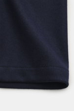 Nahaufnahme des Incotex Cashmere Overshirt navy, Flanell aus reinem Cashmere, gestrickte Qualität, sehr weicher Griff, Slim Fit, Fünf-Knopf-Leiste, Umlegekragen, Brusttaschen mit Patte, Ärmelabschlüsse mit Manschette, Detailansicht von unten.