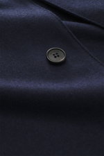 Nahaufnahme des Incotex Cashmere Overshirt navy aus Flanell, gestrickte Qualität, sehr weicher Griff, Slim Fit, Fünf-Knopf-Leiste, Umlegekragen, Brusttaschen mit Patte, Ärmelabschlüsse mit Manschette.