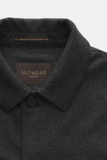 Incotex Cashmere Overshirt dunkelgrau meliert, Detailaufnahme von oben, Flanell aus reinem Cashmere, Slim Fit, Umlegekragen, Manschetten, Brusttaschen, fünf-Knopf-Leiste, sehr weicher Griff, gestrickte Qualität.
