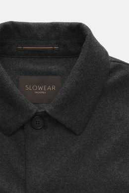 Incotex Cashmere Overshirt dunkelgrau meliert, Detailaufnahme von oben, Flanell aus reinem Cashmere, Slim Fit, Umlegekragen, Manschetten, Brusttaschen, fünf-Knopf-Leiste, sehr weicher Griff, gestrickte Qualität.