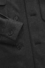Nahaufnahme von Ärmel- und Brustbereich des Incotex Cashmere Overshirt dunkelgrau meliert, Flanell aus reinem Cashmere, Slim Fit, gestrickte Qualität, sehr weicher Griff, Fünf-Knopf-Leiste, Umlegekragen, Brusttaschen mit Patte, Ärmelabschlüsse mit Mansche