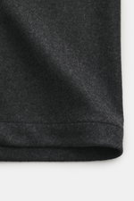Incotex Cashmere Overshirt dunkelgrau meliert, Detailaufnahme aus Frontperspektive, Flanell aus reinem Cashmere, gestrickte Qualität, sehr weicher Griff, Slim Fit, Fünf-Knopf-Leiste, Umlegekragen, Brusttaschen mit Patte, Ärmelabschlüsse mit Manschette.