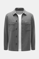 Incotex Overshirt grau meliert, frontal fotografiert, Slim Fit, Mix aus Schurwolle und Microfaser, leicht griffige Qualität, Umlegekragen, Fünf-Knopf-Leiste, Brusttaschen mit Patte, Ärmelabschlüsse mit Knopf.