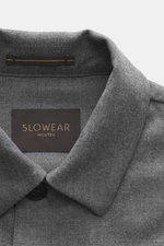 Incotex Overshirt grau meliert, Nahaufnahme von Kragen und Label, Mix aus Schurwolle und Microfaser, Slim Fit, Fünf-Knopf-Leiste, Umlegekragen, Brusttaschen mit Patte, Ärmelabschlüsse mit Knopf, leicht griffige Qualität.