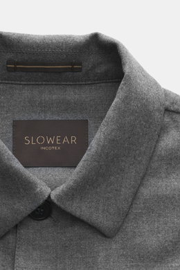 Incotex Overshirt grau meliert, Nahaufnahme von Kragen und Label, Mix aus Schurwolle und Microfaser, Slim Fit, Fünf-Knopf-Leiste, Umlegekragen, Brusttaschen mit Patte, Ärmelabschlüsse mit Knopf, leicht griffige Qualität.