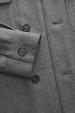 Incotex Overshirt grau meliert aus Schurwolle und Microfaser, Slim Fit, Fünf-Knopf-Leiste, Umlegekragen, Brusttaschen, Ärmel mit Knopf, Detailaufnahme.