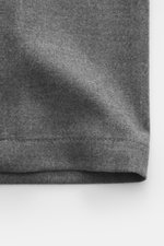 Incotex Overshirt grau meliert, Nahaufnahme Stoffdetail, Mix aus Schurwolle und Microfaser, leicht griffig, Slim Fit, Fünf-Knopf-Leiste, Umlegekragen, Brusttaschen mit Patte, Ärmelabschlüsse mit Knopf. Fotografiert aus schräger Perspektive.