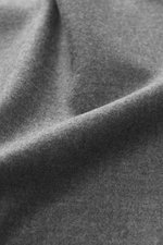 Nahaufnahme des graumelierten Incotex Overshirt aus Schurwolle und Microfaser, zeigt die leicht griffige Qualität und Textur.