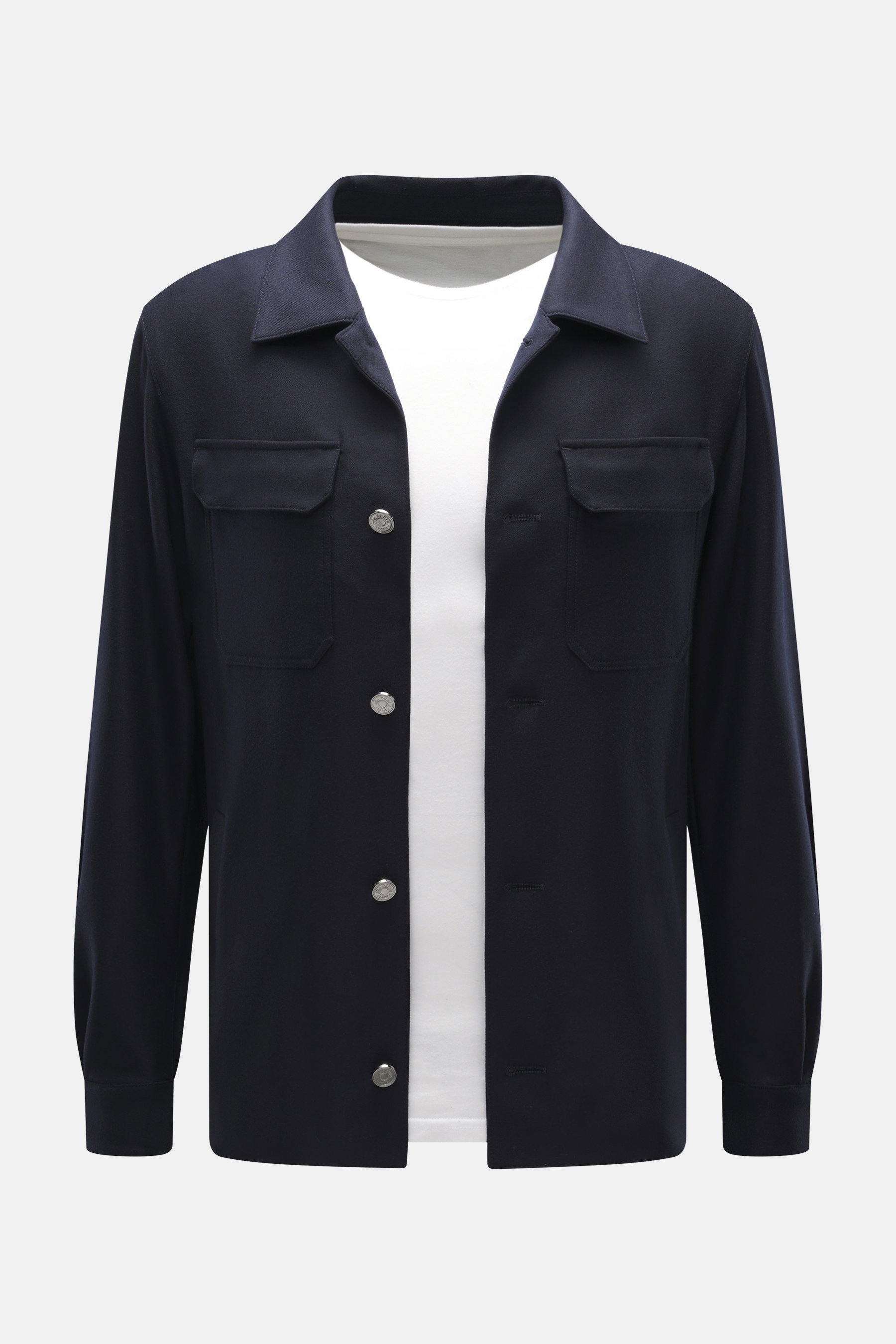 Ace Denim Overshirt navy frontal fotografiert, Slim Fit aus elastischer Schurwolle, Umlegekragen, Fünf-Knopf-Leiste, Brusttaschen mit Patte, paspelierte Fronttaschen, Ärmel mit Manschette, leicht griffige Haptik.