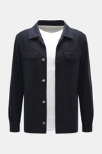 Ace Denim Overshirt navy frontal fotografiert, Slim Fit aus elastischer Schurwolle, Umlegekragen, Fünf-Knopf-Leiste, Brusttaschen mit Patte, paspelierte Fronttaschen, Ärmel mit Manschette, leicht griffige Haptik.