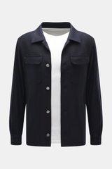 Ace Denim Overshirt navy frontal fotografiert, Slim Fit aus elastischer Schurwolle, Umlegekragen, Fünf-Knopf-Leiste, Brusttaschen mit Patte, paspelierte Fronttaschen, Ärmel mit Manschette, leicht griffige Haptik.