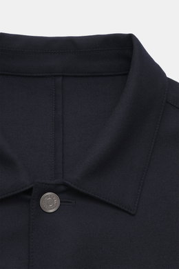Nahaufnahme des Ace Denim Overshirt navy von oben, elastische Schurwolle, Slim Fit, Umlegekragen, Fünf-Knopf-Leiste, aufgesetzte Brusttaschen, paspelierte Fronttaschen, Ärmel mit Manschette, leicht griffige Haptik.