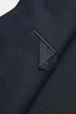Nahaufnahme des Ärmels mit Manschette des Ace Denim Overshirt navy, elastische Schurwolle, Slim Fit, Umlegekragen, Fünf-Knopf-Leiste, Brusttaschen mit Patte, paspelierte Fronttaschen, leicht griffige Haptik, fotografiert aus seitlicher Perspektive.