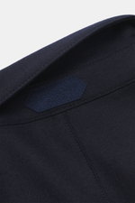 Nahaufnahme des Umlegekragens vom Ace Denim Overshirt navy aus elastischer Schurwolle mit Slim Fit, fünf-Knopf-Leiste, Brusttaschen, paspelierten Fronttaschen und Manschetten, fotografiert von oben.