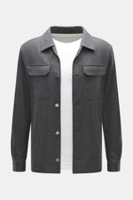 Ace Denim Overshirt dunkelgrau meliert frontal fotografiert, Slim Fit, elastische Schurwolle, Umlegekragen, Fünf-Knopf-Leiste, Brusttaschen mit Patte, paspelierte Fronttaschen, Ärmel mit Manschette, leicht griffige Haptik.