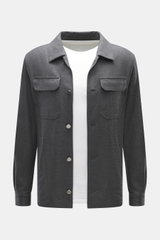 Ace Denim Overshirt dunkelgrau meliert frontal fotografiert, Slim Fit, elastische Schurwolle, Umlegekragen, Fünf-Knopf-Leiste, Brusttaschen mit Patte, paspelierte Fronttaschen, Ärmel mit Manschette, leicht griffige Haptik.