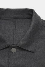 Nahaufnahme des Umlegekragens vom Ace Denim Overshirt dunkelgrau meliert, Slim Fit aus elastischer Schurwolle mit leicht griffiger Haptik, fotografiert von vorne.