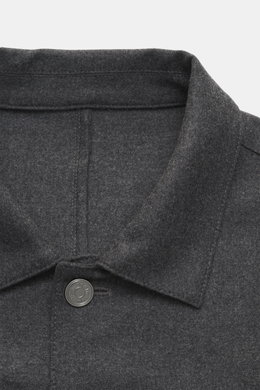 Nahaufnahme des Umlegekragens vom Ace Denim Overshirt dunkelgrau meliert, Slim Fit aus elastischer Schurwolle mit leicht griffiger Haptik, fotografiert von vorne.