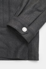 Nahaufnahme des Ärmelabschlusses mit Manschette und Metallknopf des Ace Denim Overshirt dunkelgrau meliert aus elastischer Schurwolle mit Slim Fit.