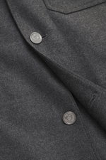 Nahaufnahme des Ace Denim Overshirt dunkelgrau meliert aus elastischer Schurwolle mit leicht griffiger Haptik, Slim Fit, Umlegekragen, Fünf-Knopf-Leiste, aufgesetzten Brusttaschen mit Patte, paspelierten Fronttaschen und Ärmelabschlüssen mit Manschette, f