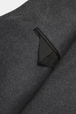 Ace Denim Overshirt dunkelgrau meliert, Detailansicht von Ärmelsaum mit Manschette, elastische Schurwolle, Slim Fit, Umlegekragen, Fünf-Knopf-Leiste, Brusttaschen mit Patte, paspelierte Fronttaschen, leicht griffige Haptik.