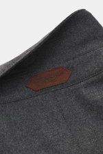 Nahaufnahme des Umlegekragens vom Ace Denim Overshirt dunkelgrau meliert aus elastischer Schurwolle mit leicht griffiger Haptik, Slim Fit.