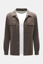 Ace Denim Overshirt graubraun meliert, Frontansicht, Slim Fit mit elastischer Schurwolle, Umlegekragen, Fünf-Knopf-Leiste, Brusttaschen mit Patte, paspelierte Fronttaschen, Ärmel mit Manschette, leicht griffige Haptik.