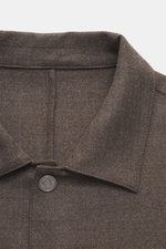 Ace Denim Overshirt graubraun meliert, Detailaufnahme von oben, Umlegekragen, elastische Schurwolle, Slim Fit, Fünf-Knopf-Leiste, Brusttaschen mit Patte, paspelierte Fronttaschen, Ärmel mit Manschette, leicht griffige Haptik.