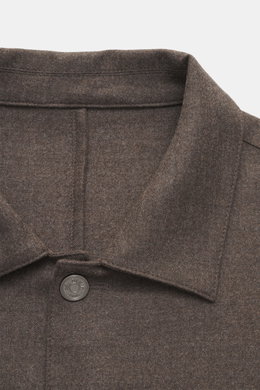 Ace Denim Overshirt graubraun meliert, Detailaufnahme von oben, Umlegekragen, elastische Schurwolle, Slim Fit, Fünf-Knopf-Leiste, Brusttaschen mit Patte, paspelierte Fronttaschen, Ärmel mit Manschette, leicht griffige Haptik.