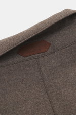 Nahaufnahme des Ace Denim Overshirt graubraun meliert von schräg oben, elastische Schurwolle, leicht griffig, Slim Fit, Umlegekragen, Fünf-Knopf-Leiste, Brusttaschen mit Patte, paspelierte Fronttaschen, Ärmel mit Manschette.