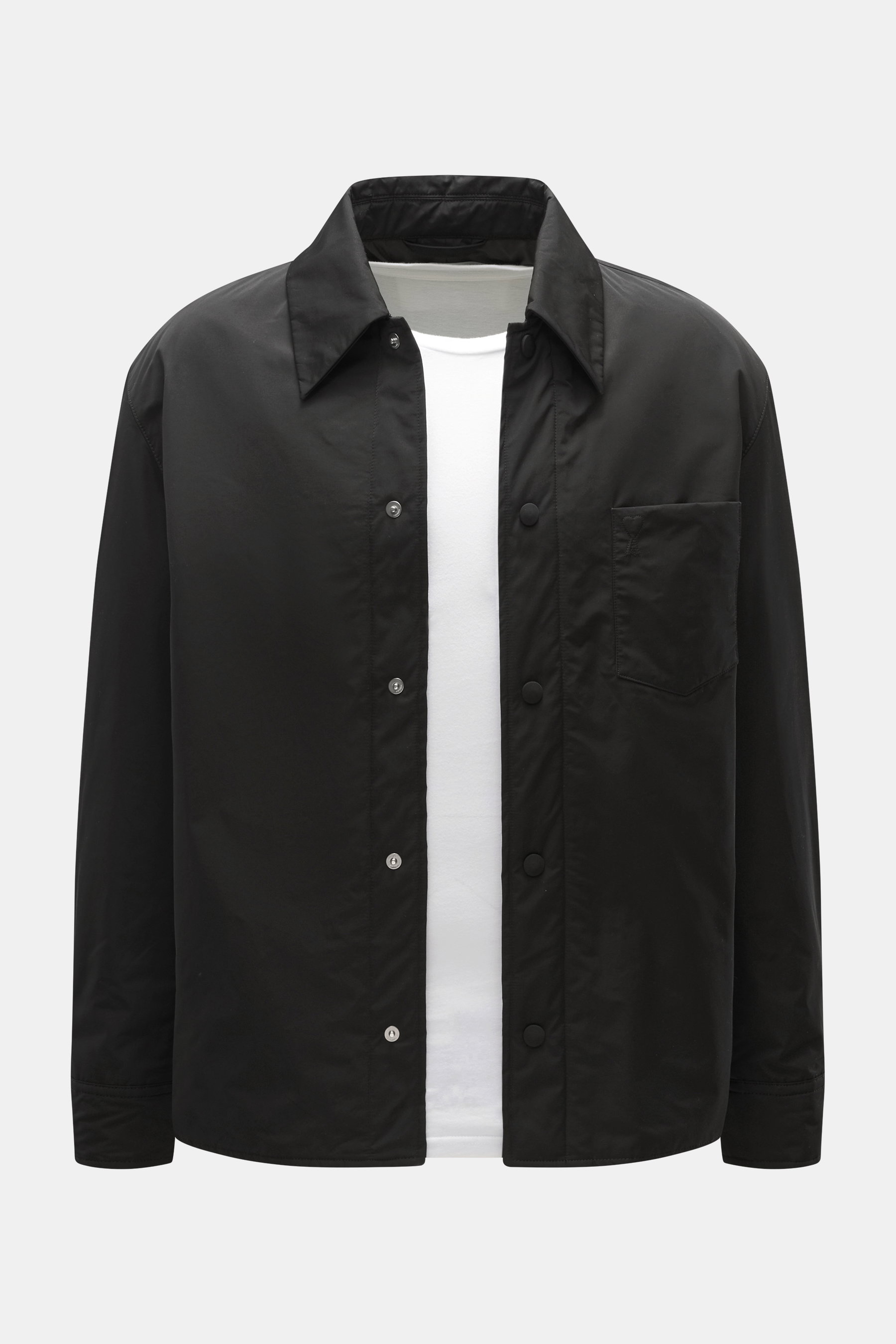 Ami Paris Overshirt schwarz, frontale Nahaufnahme, Regular Fit, Microfaser, Druckknopfleiste, Umlegekragen, Brusttasche mit Logo, Ärmel mit Knopf, tonales Futter.