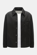 Ami Paris Overshirt schwarz, frontale Nahaufnahme, Regular Fit, Microfaser, Druckknopfleiste, Umlegekragen, Brusttasche mit Logo, Ärmel mit Knopf, tonales Futter.