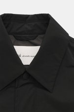 Nahaufnahme des Umlegekragens vom Ami Paris Overshirt schwarz aus hochwertiger Microfaser mit glattem Griff, Regular Fit und Druckknopfleiste.
