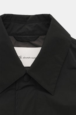 Nahaufnahme des Umlegekragens vom Ami Paris Overshirt schwarz aus hochwertiger Microfaser mit glattem Griff, Regular Fit und Druckknopfleiste.