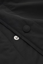 Nahaufnahme des schwarzen Ami Paris Overshirt mit Druckknopf und glattem Griff, fotografiert von oben, Regular Fit, Microfaser.