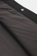 Nahaufnahme des tonalen Futterstoffs und Druckknopfleiste des Ami Paris Overshirt schwarz aus Microfaser, glatter Griff.