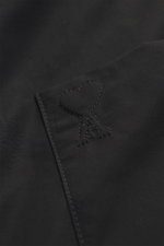 Nahaufnahme des schwarzen Ami Paris Overshirts mit Herz-Logo-Stitching auf der Brusttasche, glatter Microfaserstoff.